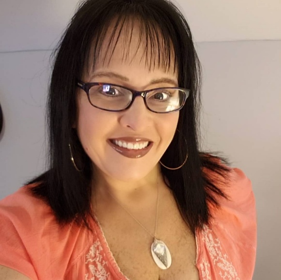 Meet your Posher, Debbie - Picture 3 of 12